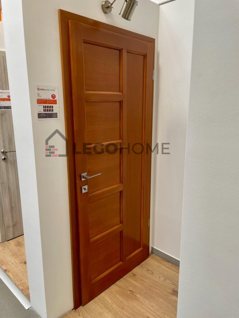 tömör fából készült beltéri ajtó